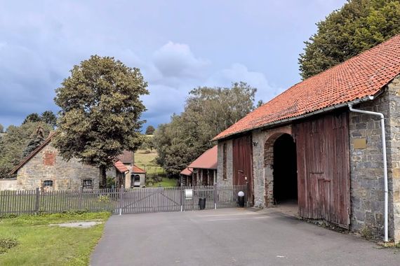 Resthof mit idyllischem Bachlauf auf 3,5 ha zu verkaufen